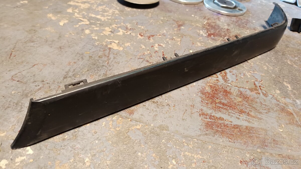 Bmw e30 pravý plast zadního nárazníku