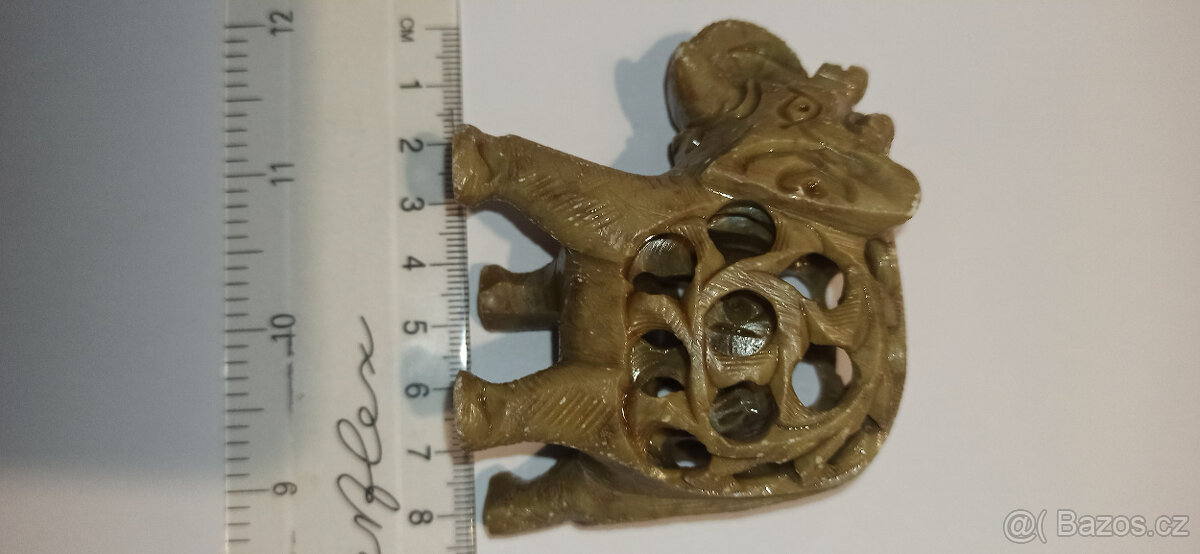 soška slona z nerostu