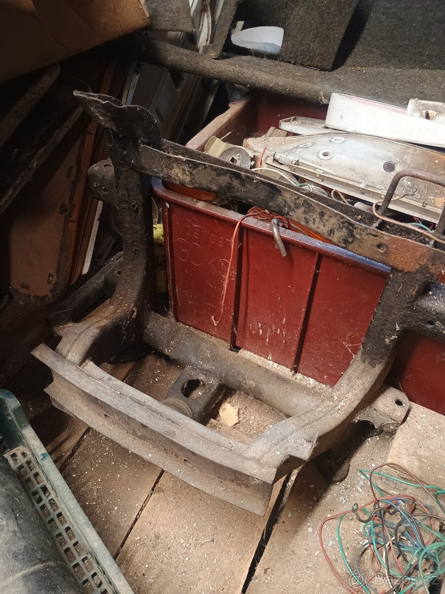 Trabant držák motoru