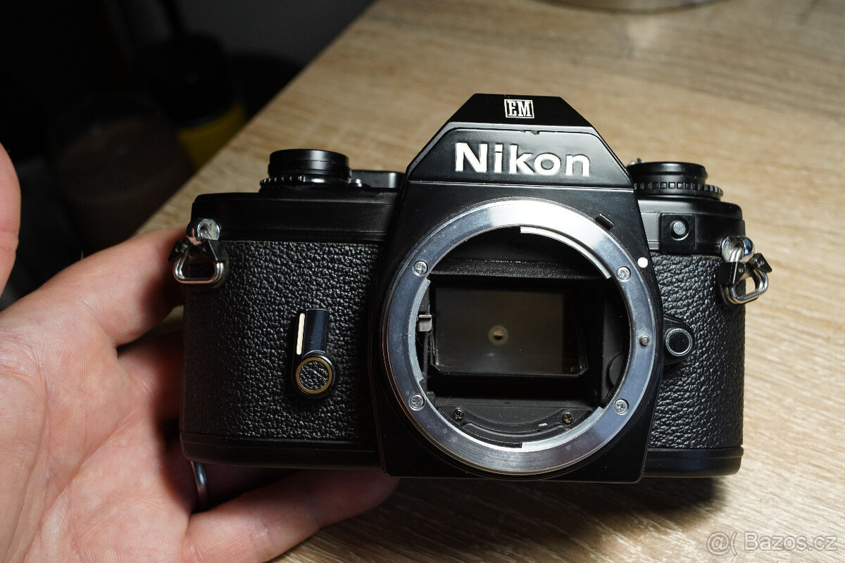 Kinofilmový fotoaparát Nikon EM