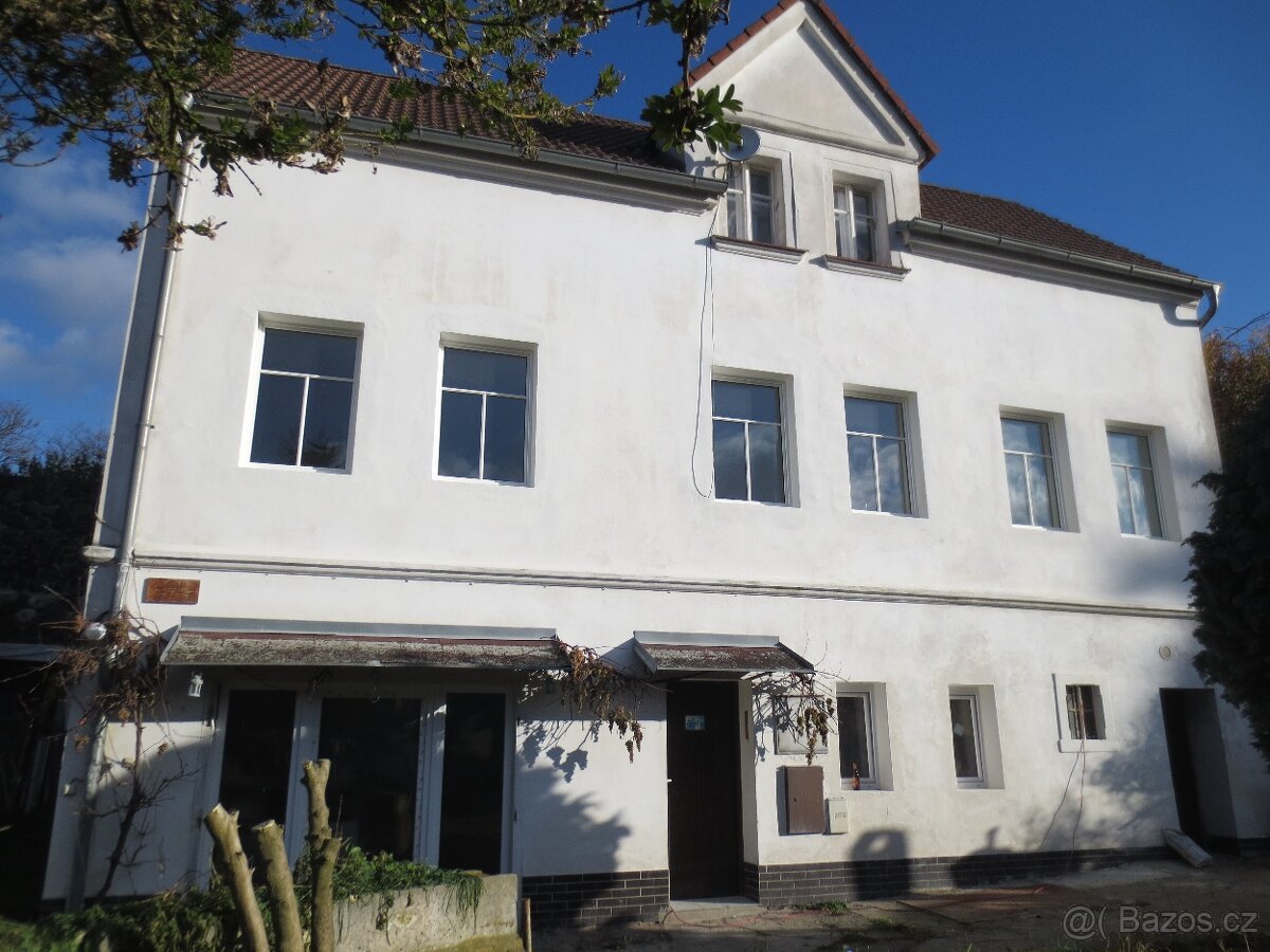 Rodinný dům se 2 byty v Sebuzíně, pozemky 914 m²