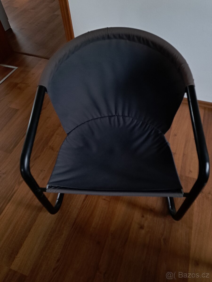 Prodám lehkou sedačku.