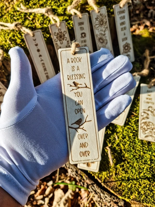 Dřevěná záložka do knihy s originálním designem V6