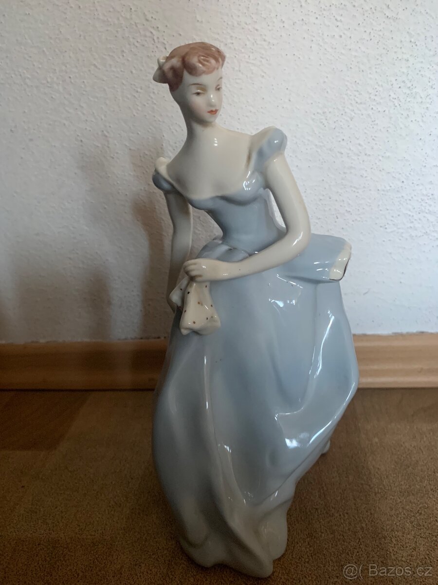Porcelánová soška dívky ROYAL DUX BOHEMIA D