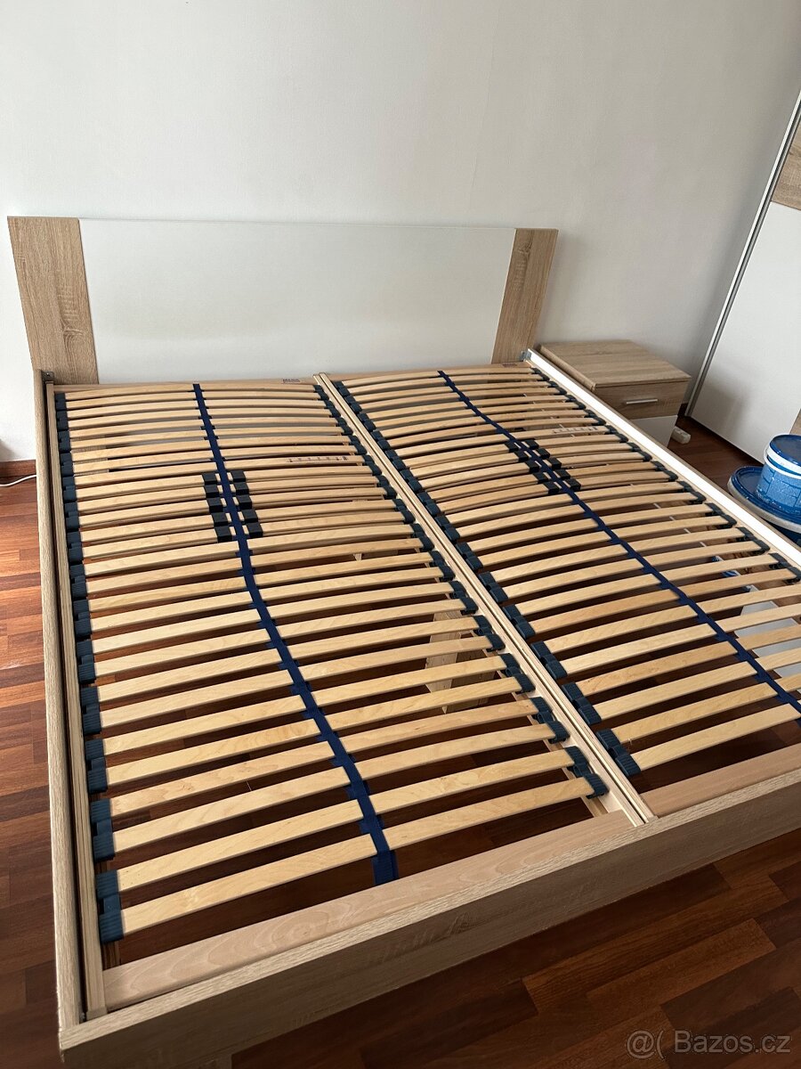 Postel, noční stolek a šatní skříň