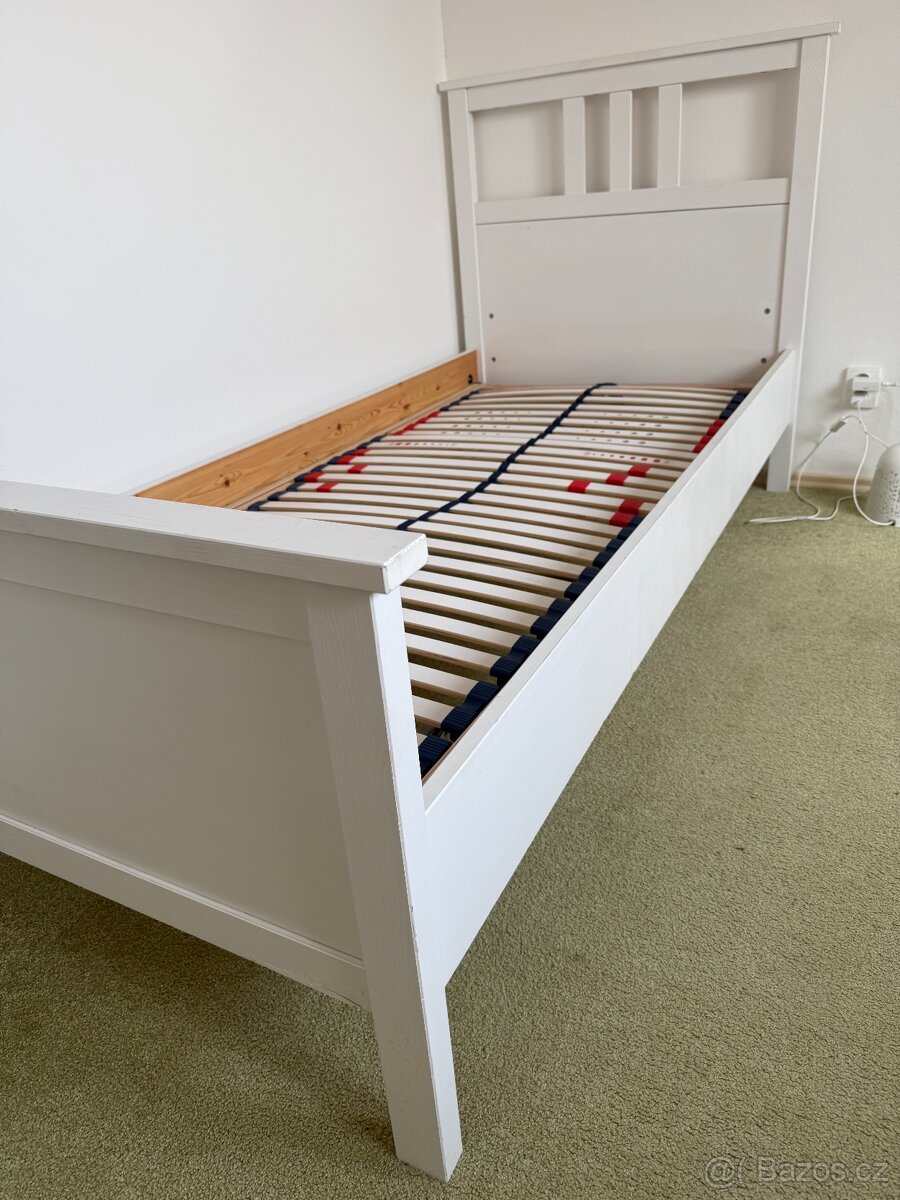 Bílá dřevená postel Ikea