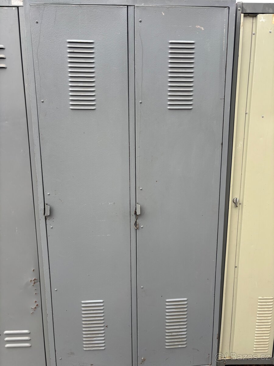 Plechová šatní / dílenská skříň