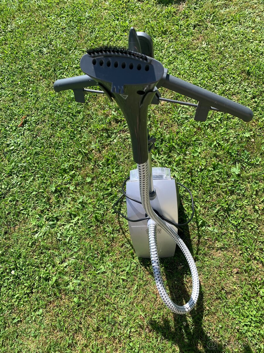 Parní napařovač oděvu Clatronic