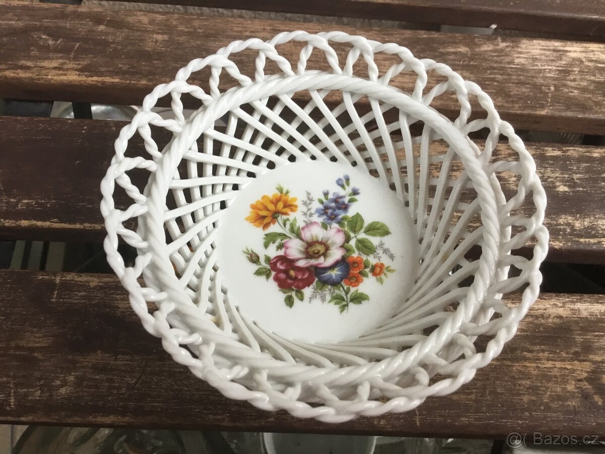 porcelánová miska s kvetinami, vice druhu