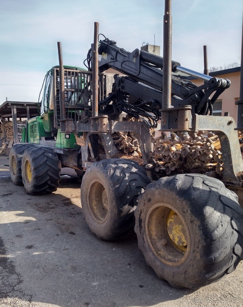 19t vyvážečka JD 1510E 8W forwarder JohnDeere lesní práce
