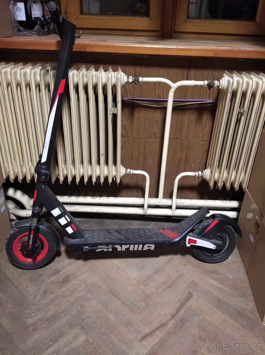 Elektrická koloběžka Aprilia eáme