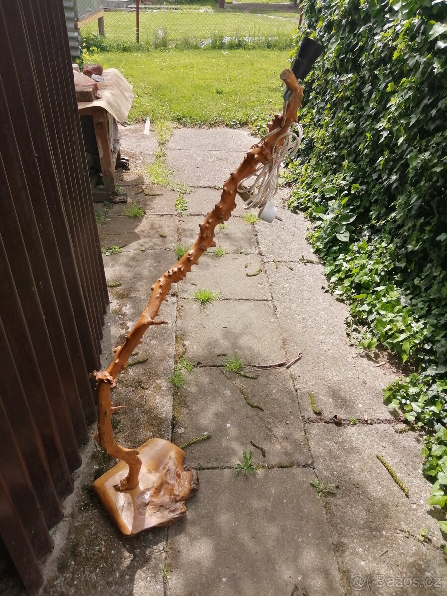 Stojací lampa ze samorostu z 2.pol.20.st.