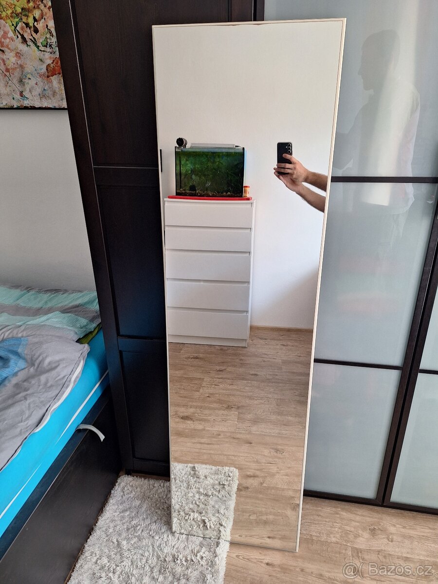 Velké zrcadlo s bílím rámem