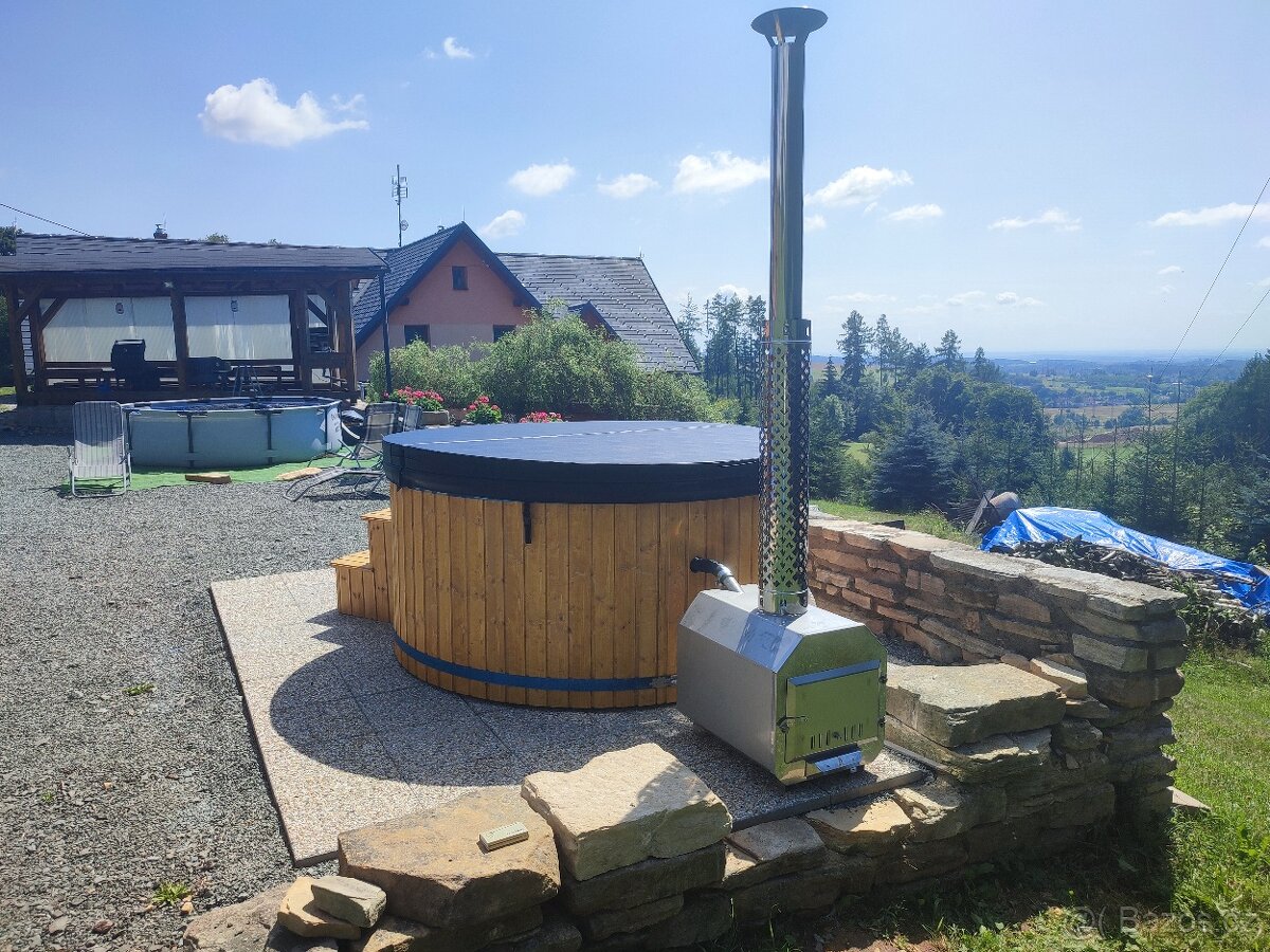 Koupací sud s hydromasáží, aeromasáží (externí kamna))