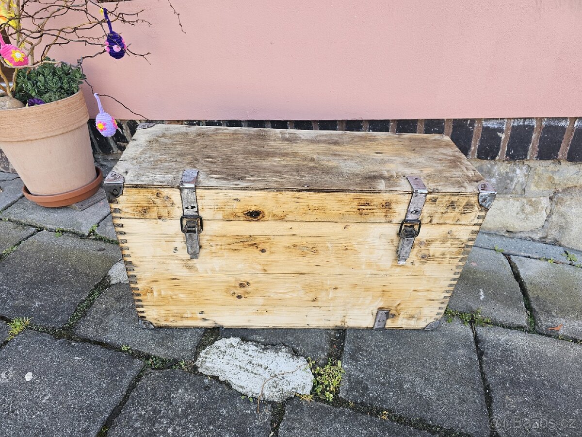 Dřevěná truhla s kováním