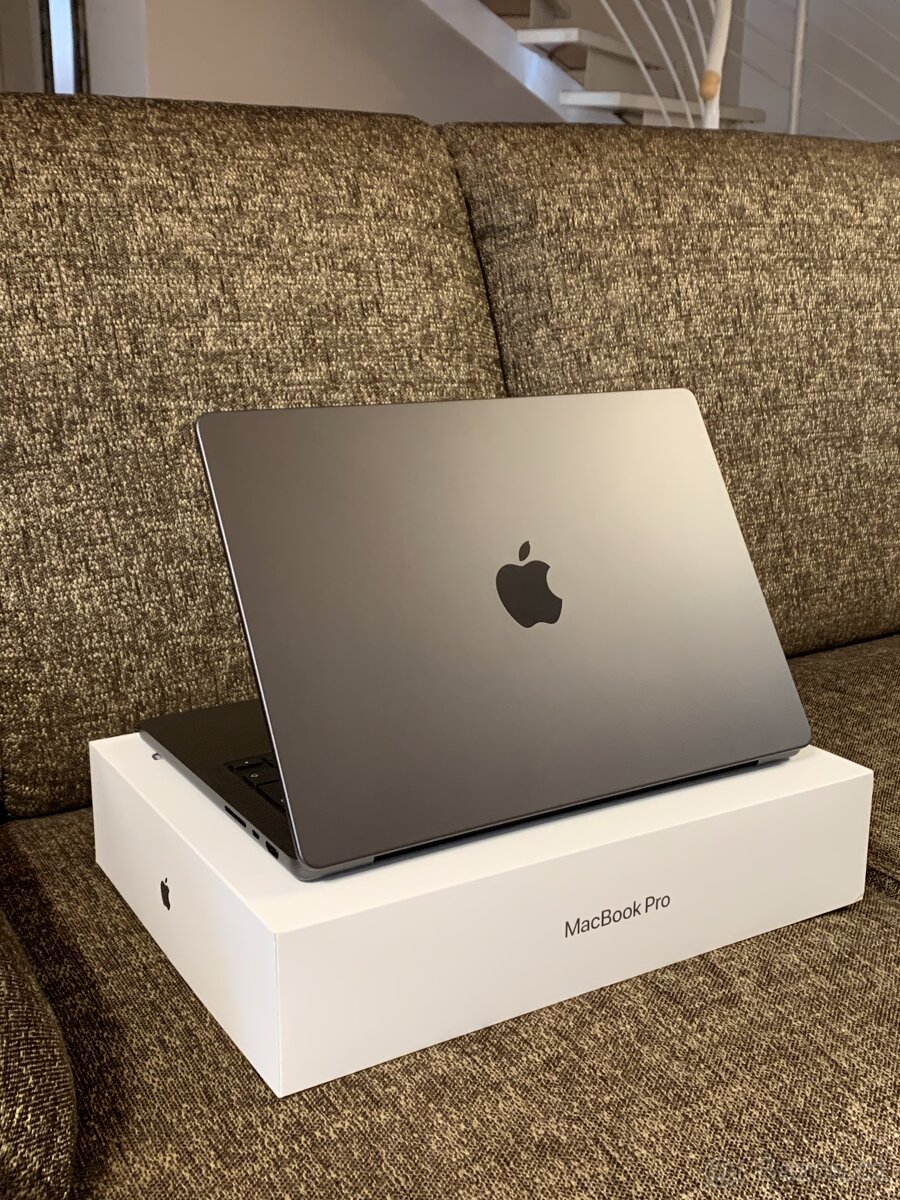 MacBook Pro 14" M3 PRO SK 2023 Vesmírně černý