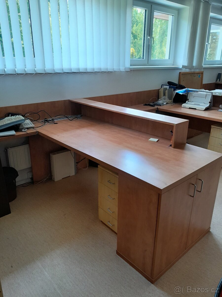 prodám kancelářské stoly a skříně