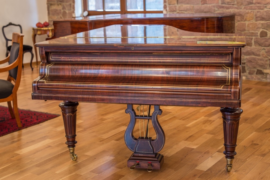 Historický klavír Erard rok výroby 1875
