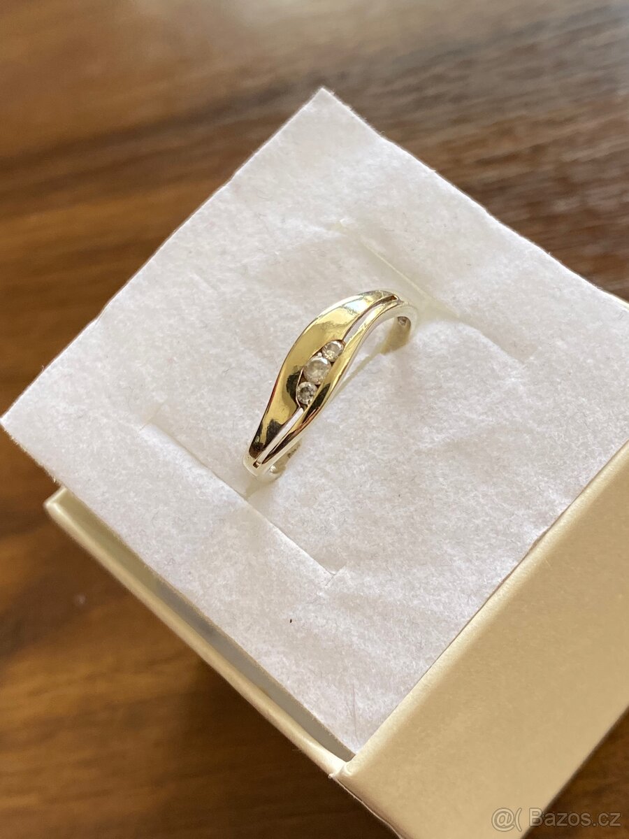 Zlatý dámský prsten