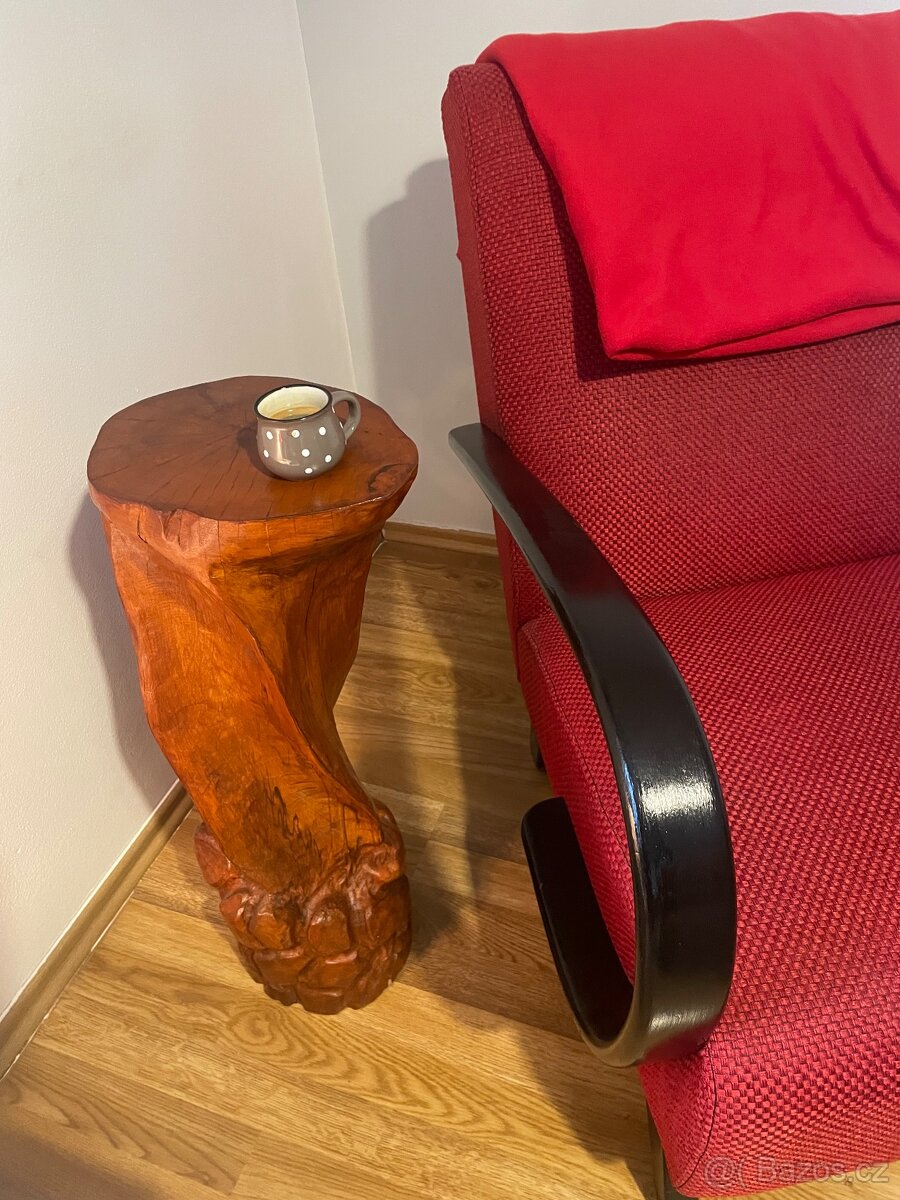 Ručně vyřezavaný masivní dřevěný stojan na dekorace.