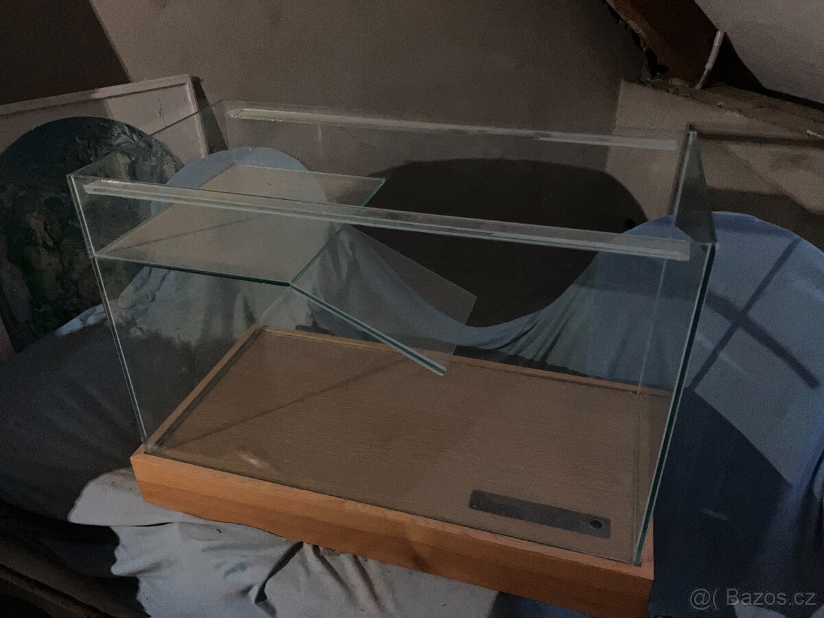 Terárium s dřevěným podstavcem
