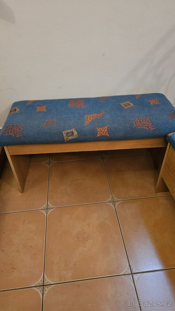 ŠATNÍ STĚNA A 2X LAVICE ČALONĚNÁ