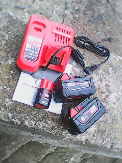 Milwaukee baterie a nabijecka M12 a M18