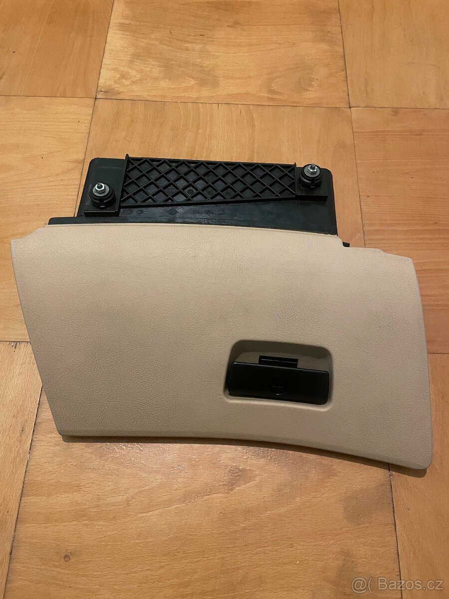 E39 přihrádka spolujezdce