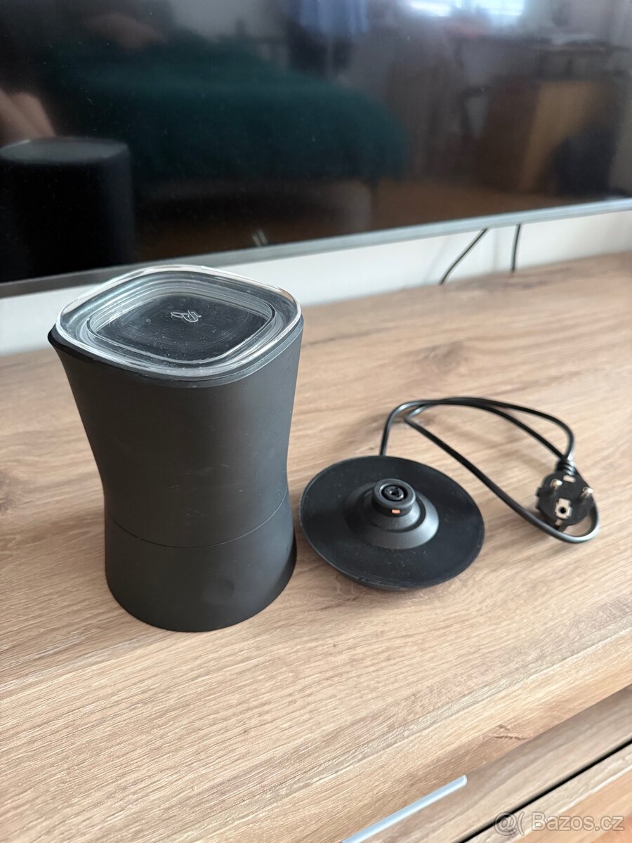 Elektrický napěňovač mléka, černý