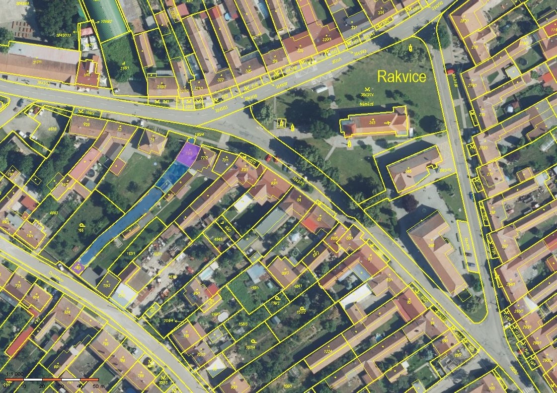 Prodej stavebního pozemku 686 m² uprostřed obce Rakvice