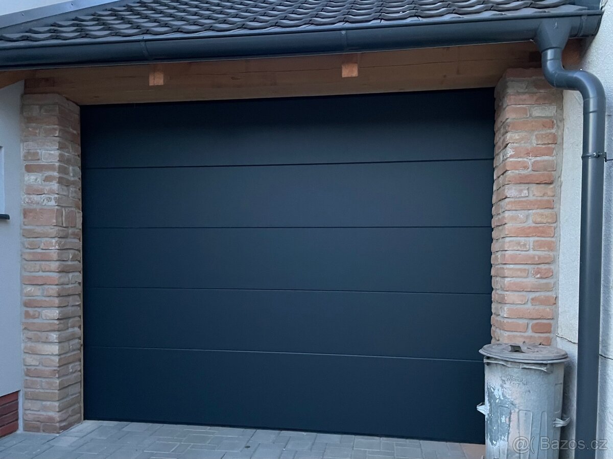 Sekční garážová vrata š 305x v 255 antracit