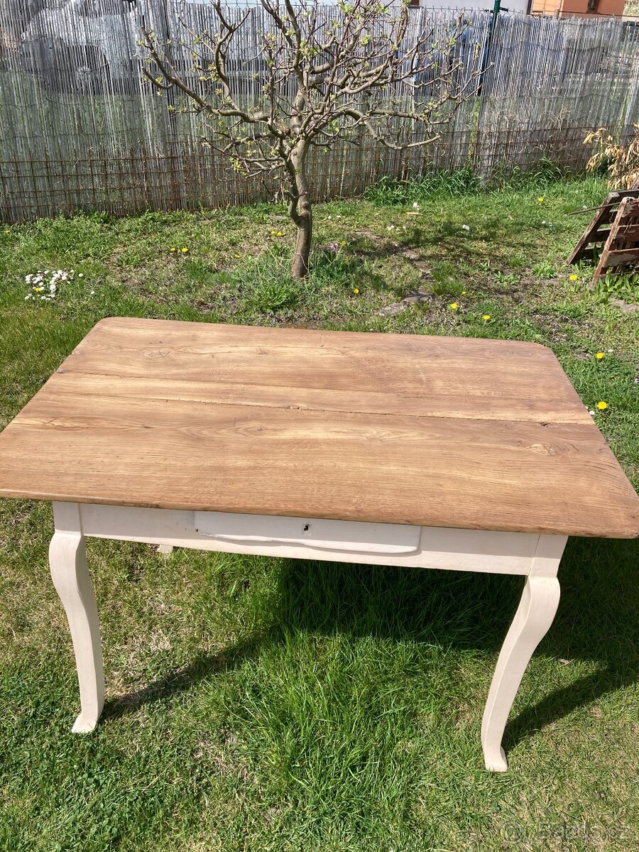 Starožitný stůl k renovaci