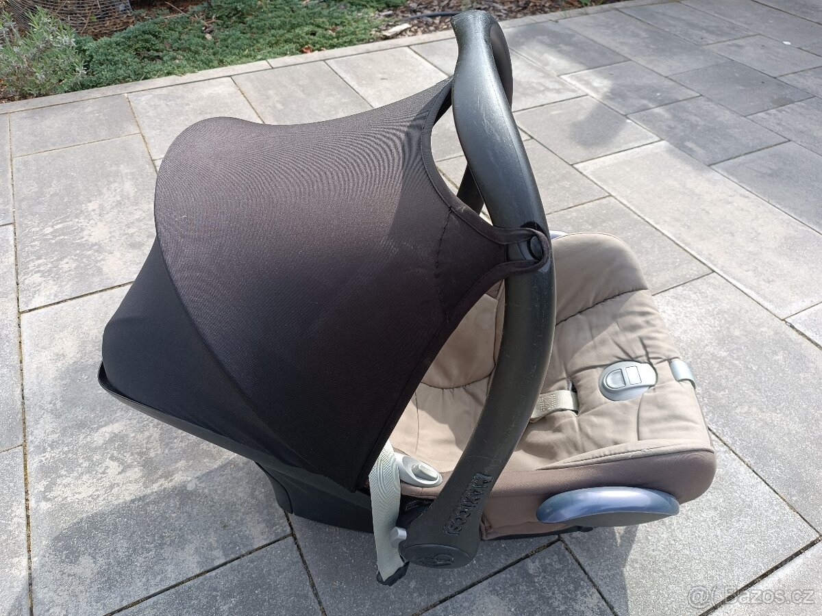 Vajíčko Maxi Cosi a báze isofix do auta