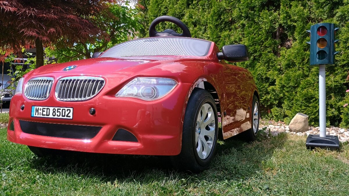 šlapací auto BMW 645 CI + semafor a dopravní značky