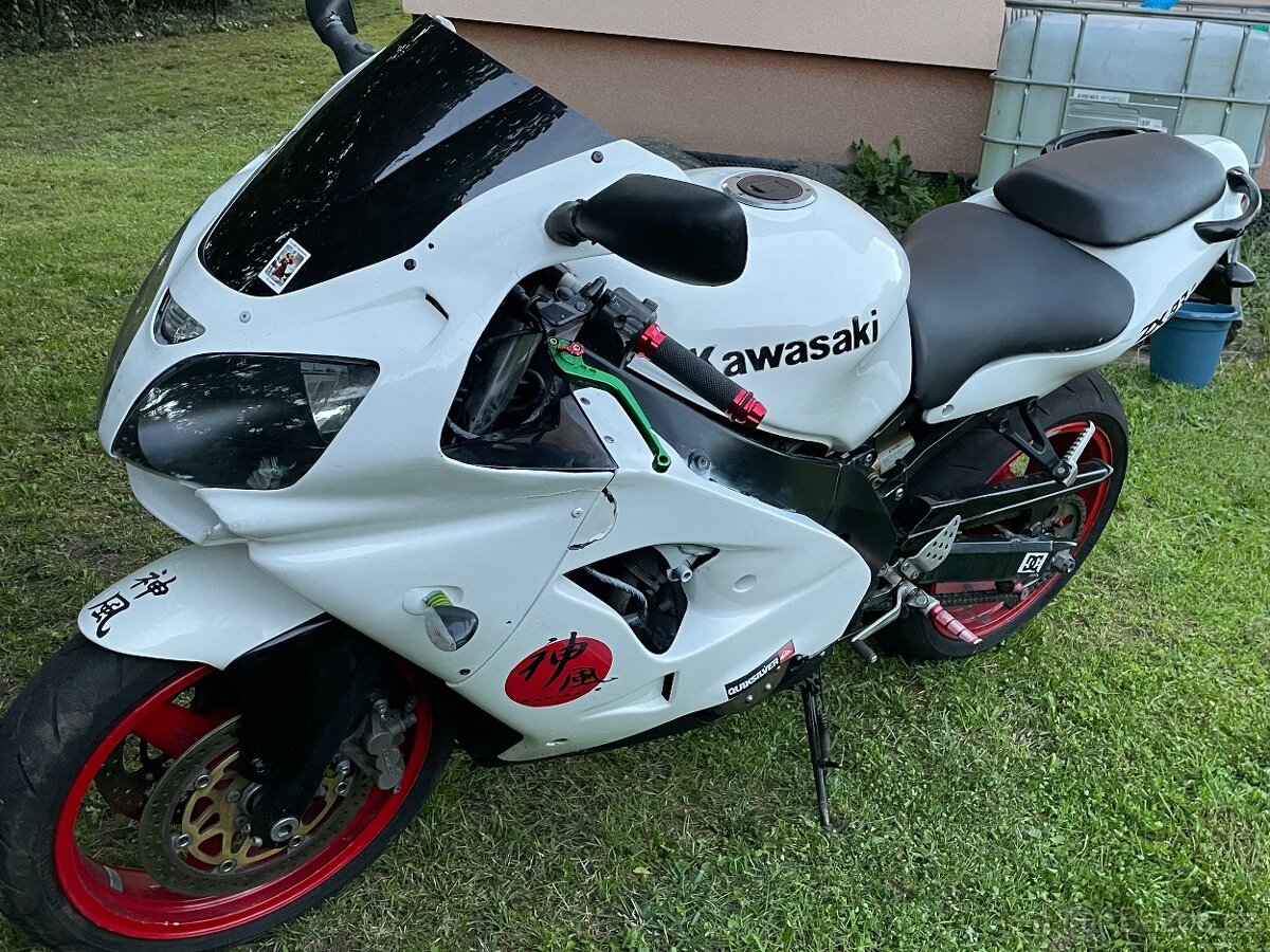 Kawasaki zx9r V Rezervaci do Soboty 7.6