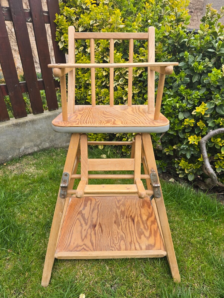 Cestovní postýlka a jídelní židlička