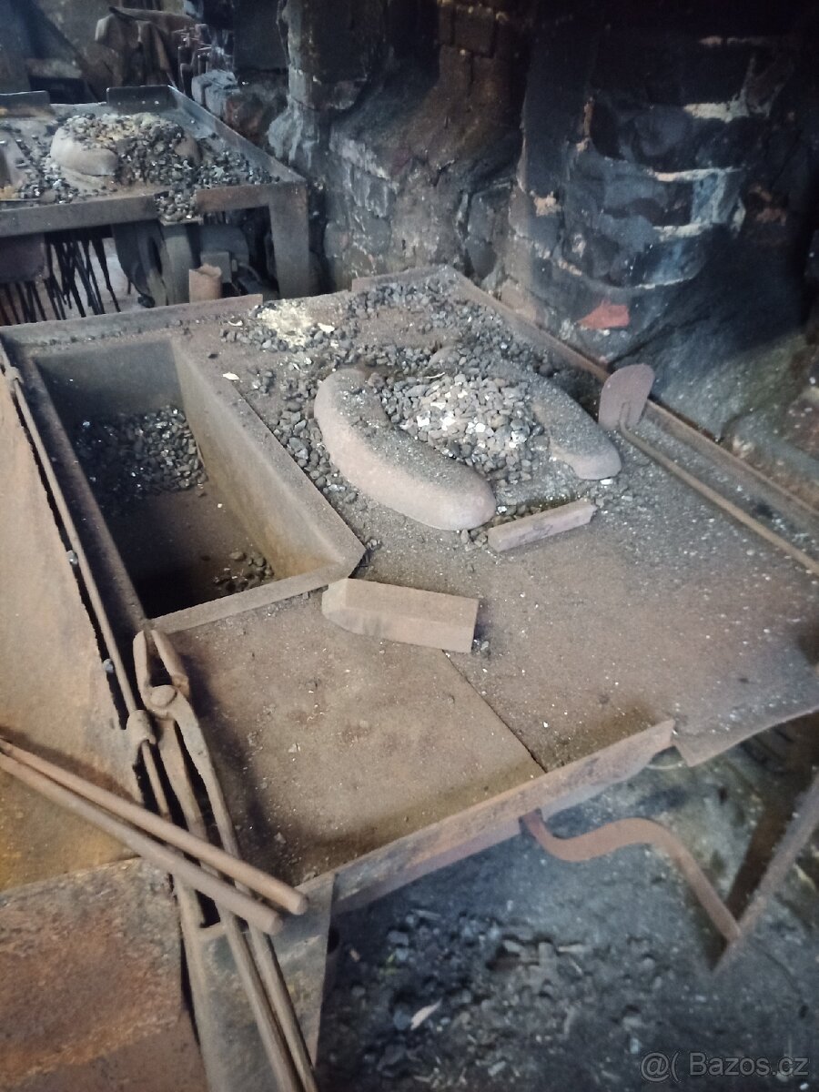 Nabízím k prodeji výhně kovářské vybavení