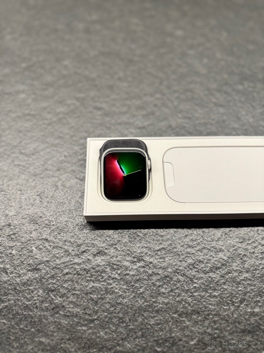 Apple Watch Series 8 45mm stříbrné