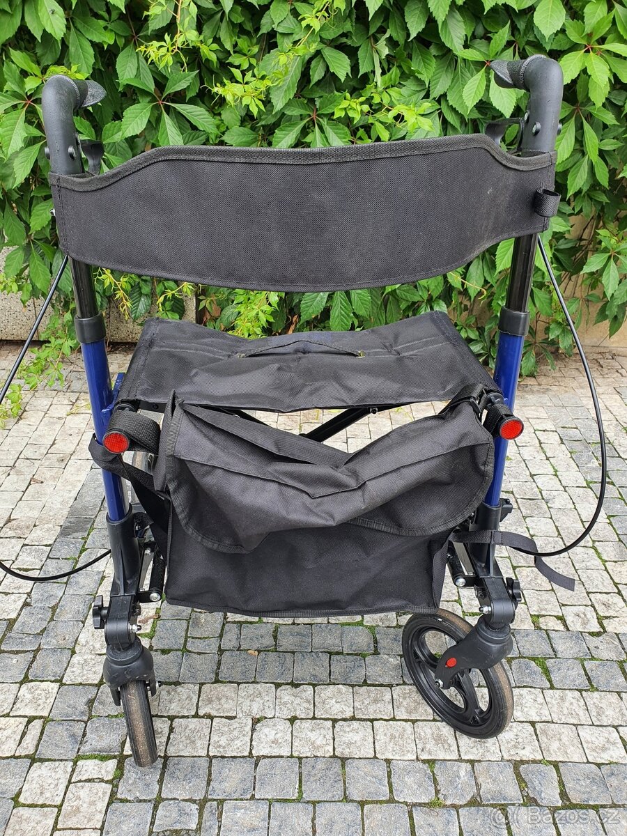 moderní lehké chodítko s nákupní taškou