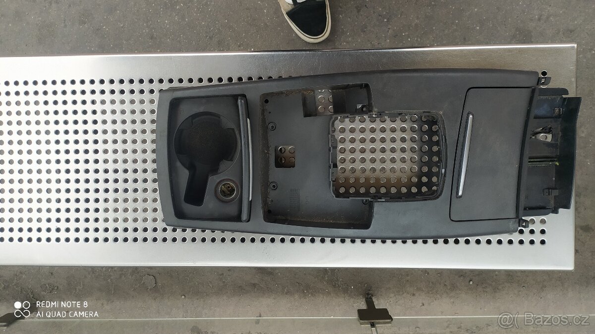 Středový tunel mezi předními sedadly Audi