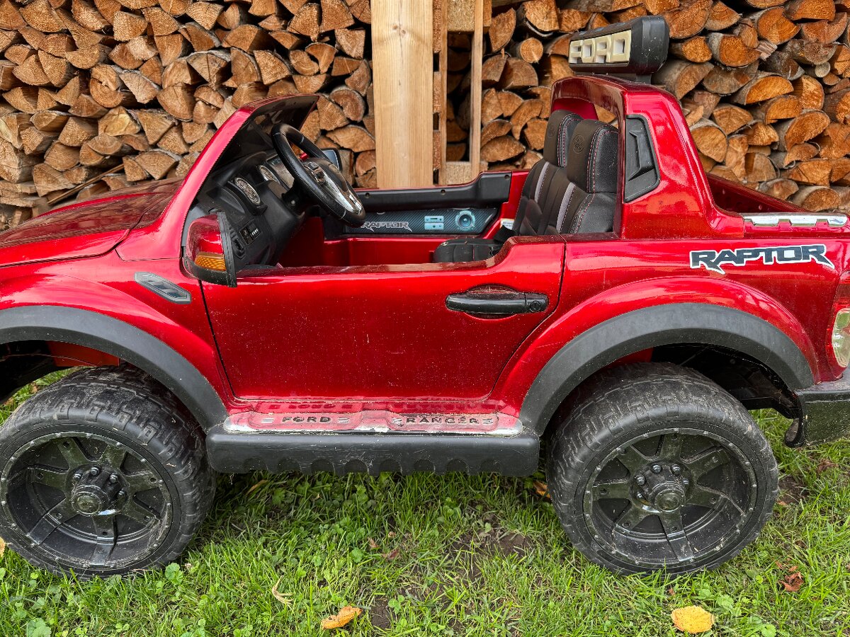 Dětské elektrické autíčko Ford Raptor červené