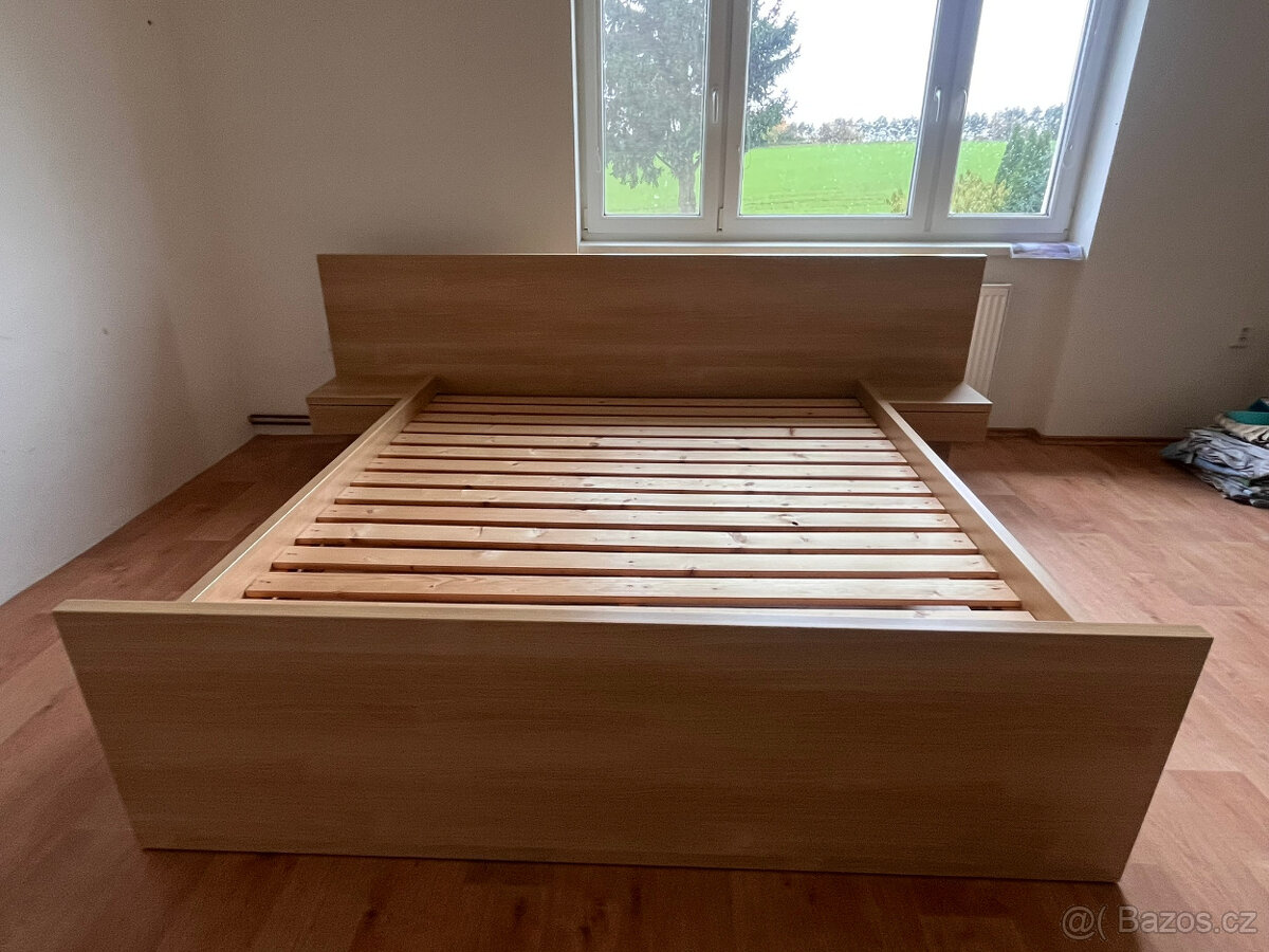 Manželská postel s nočními stolky