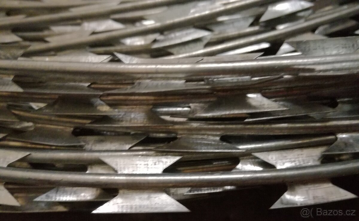 Žiletková spirála /ostnatý drát/