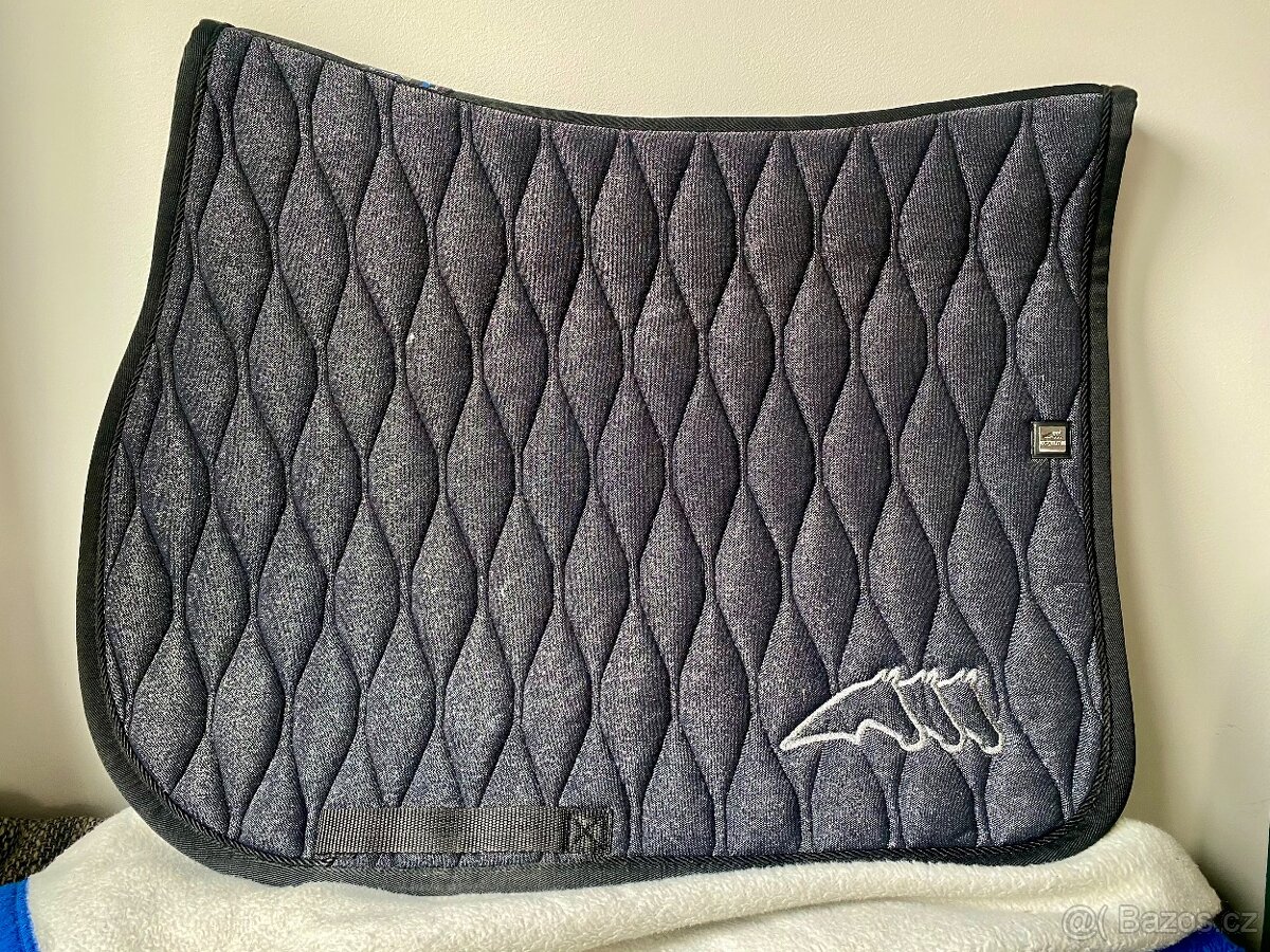 Krásná Podsedlová dečka EQUILINE diamac logo VS black-třpyt.