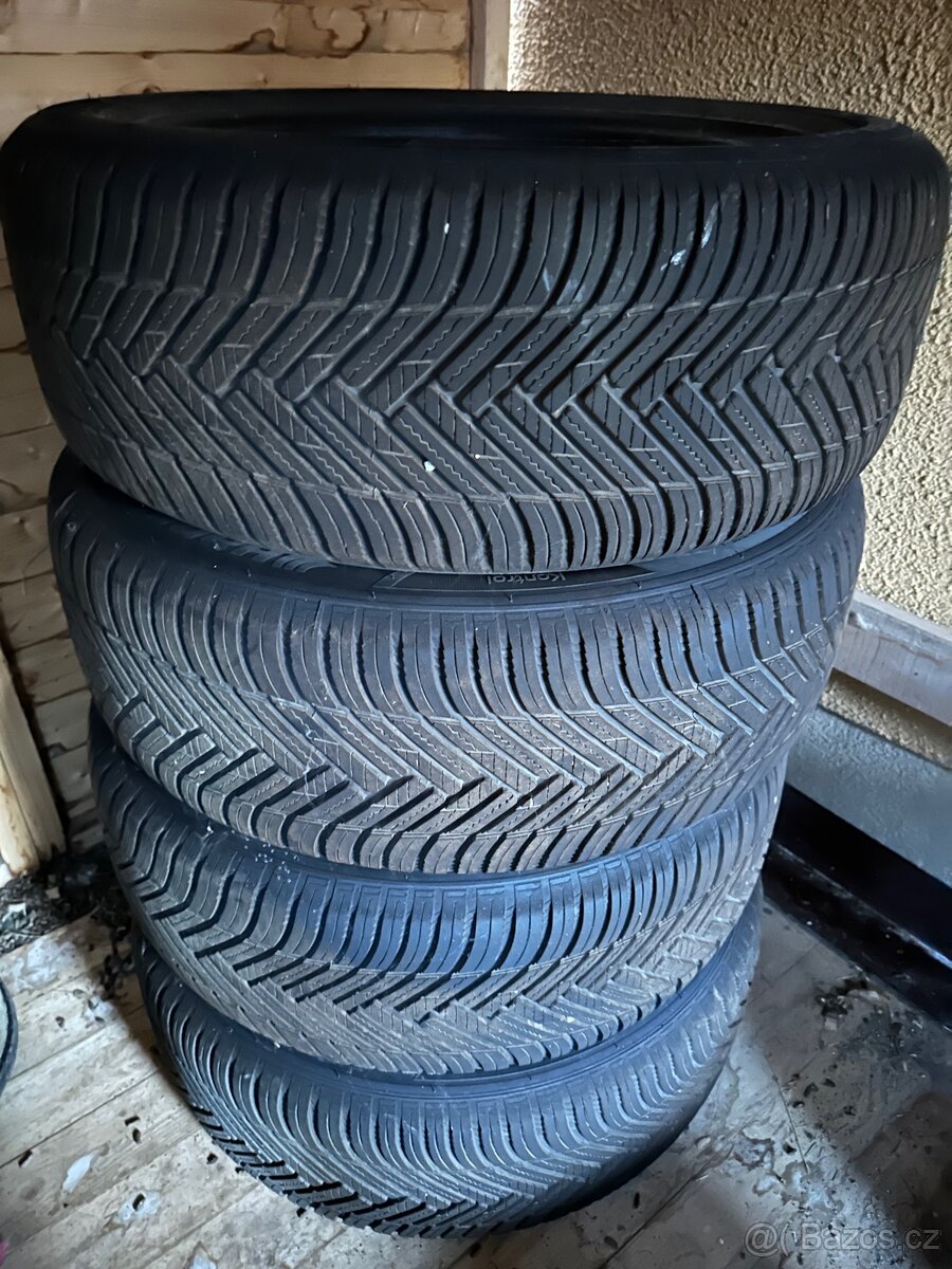 Rok staré celoroční pneu 235/55 R18 104 V