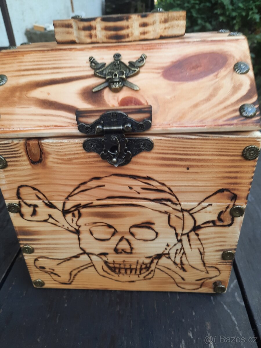 Pirátská dřevěná truhla