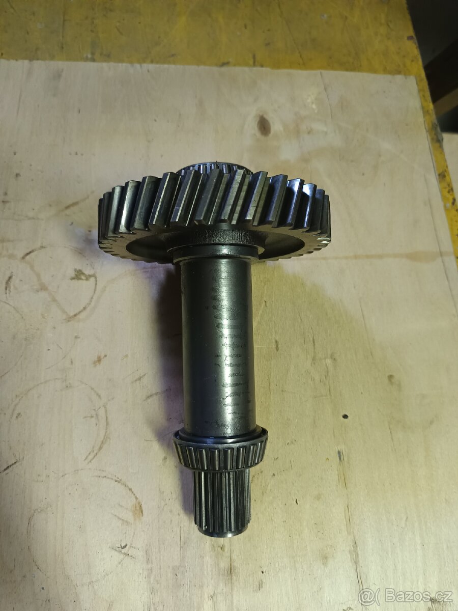 Manitou hřídel s ozubeným kolem