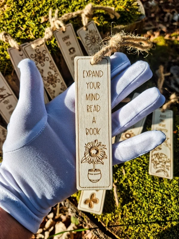 Dřevěná záložka do knihy s originálním designem V4