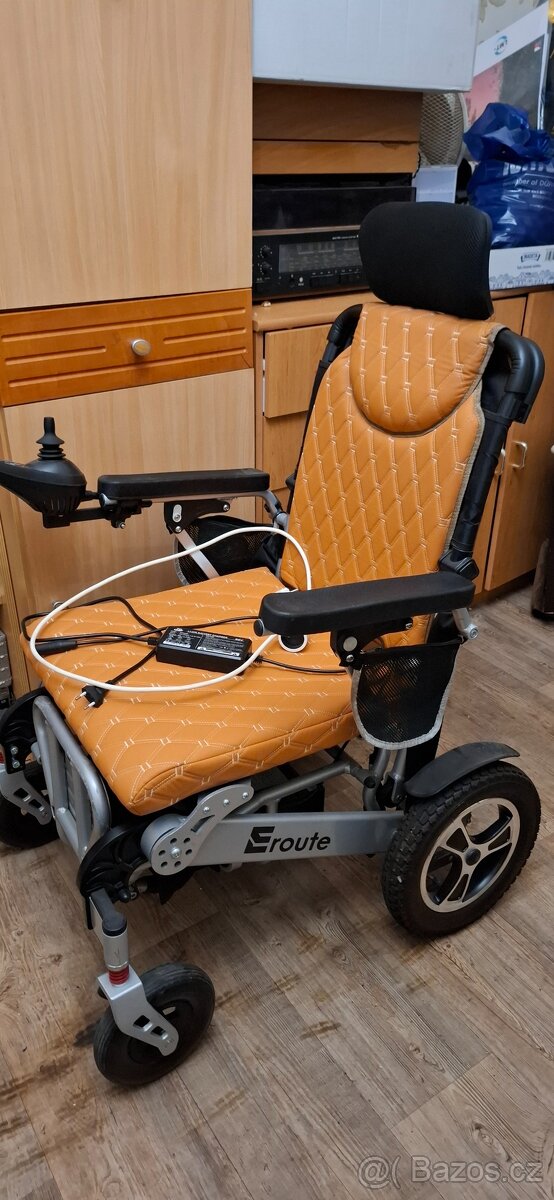 Skládací invalidní vozík