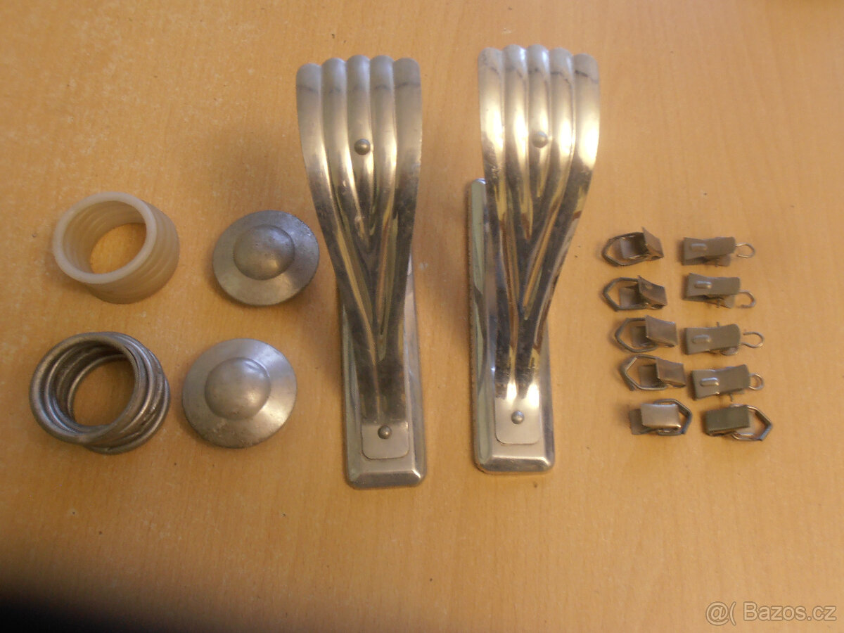 STAROŽITNÉ KONZOLE NA ZÁCLONY